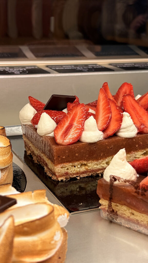 Pause goûter dans un salon de thé artisanal Place Charles III à Nancy