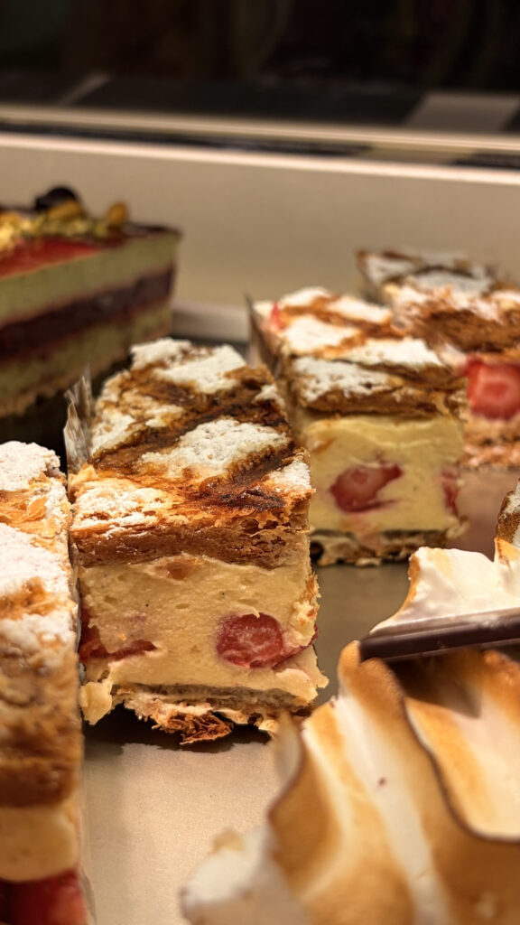Millefeuilles aux fraises artisanale servie dans un salon de thé à Nancy