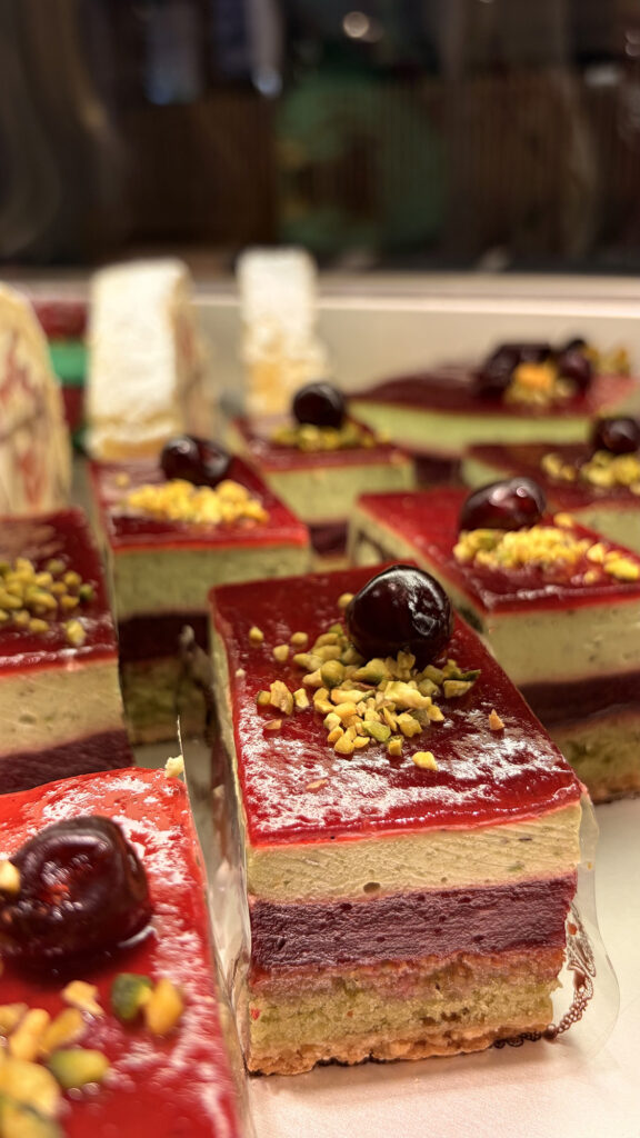 Salon de thé élégant à Nancy avec pâtisseries artisanales et café gourmand